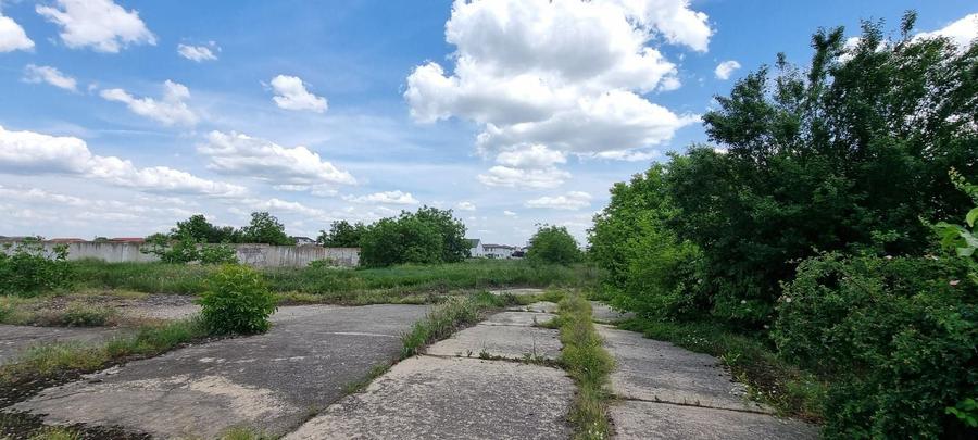 Teren agricol intravilan de 80000 mp, în Est