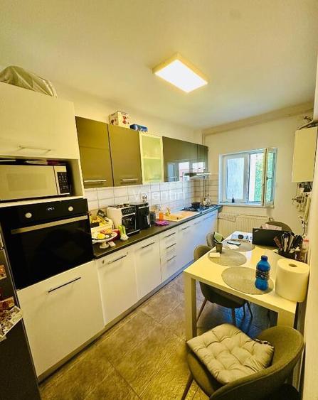 Apt. 2 cam, decomandat, centrala, AC, pe granita dintre S5 ?i S6 Apt. 2 cam, decomandat, centrala, AC, pe granita dintre S5 ?i S6