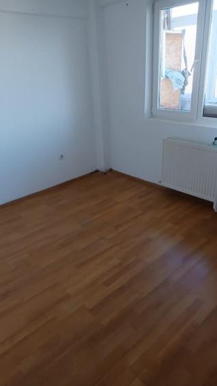 Închiriez apartament 3 camere - 1