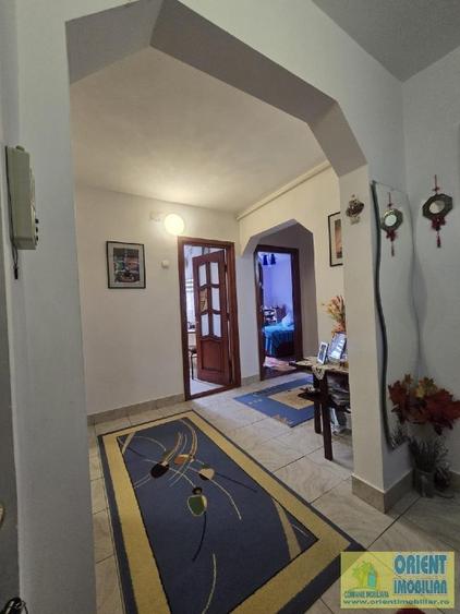 Tomis Nord, Rovere, de vanzare 3 camere, decomandat, gaze - 2