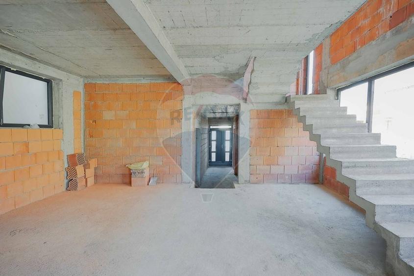 De vanzare, casa la rosu in zona centrala, Str. Emil Racovita - 13