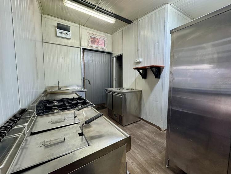 Spatiu autorizat pentru alimentatie publica, 74 mp, terasa, zona Piata 1 Mai - 7