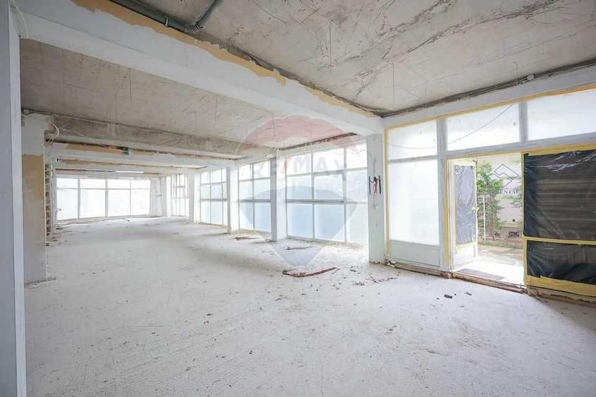 Spațiu comercial, de 432 mp, în Sânmartin
