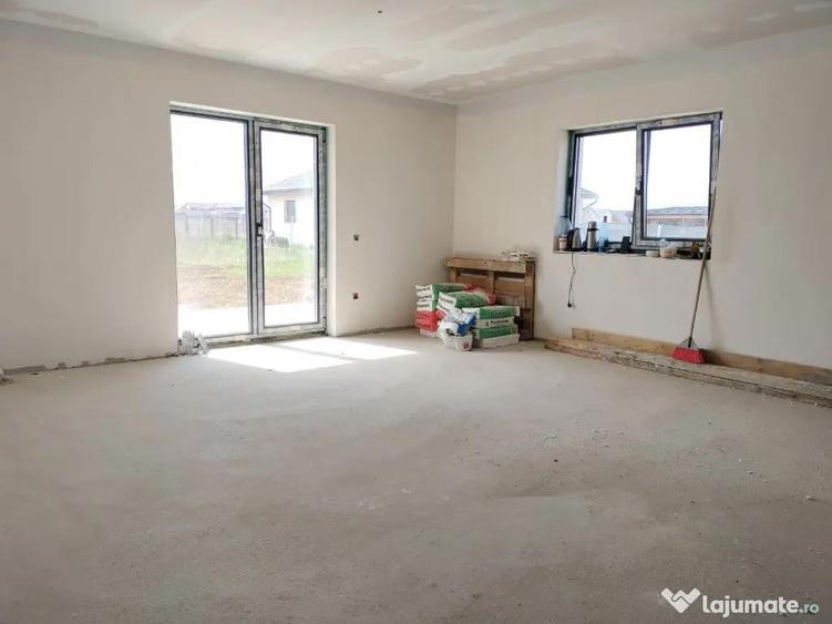 Casă cu 4 camere cu Teren 350 Mp în Tărlungeni