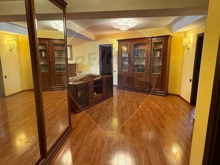 Apartament cu 4 camere semidecomandat, mobilat în Nordului