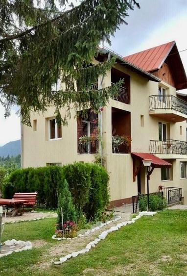 Casă individuală cu 7 camere cu Canalizare în Central