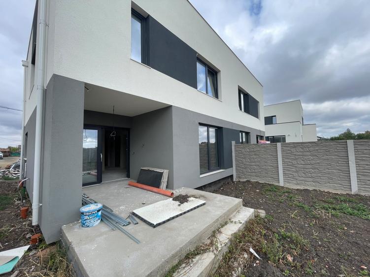 Duplex cu 4 camere cu Canalizare în Giarmata-Vii