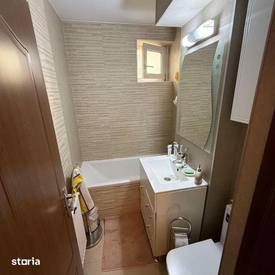 Apartament cu 3 camere semidecomandat în Săsar