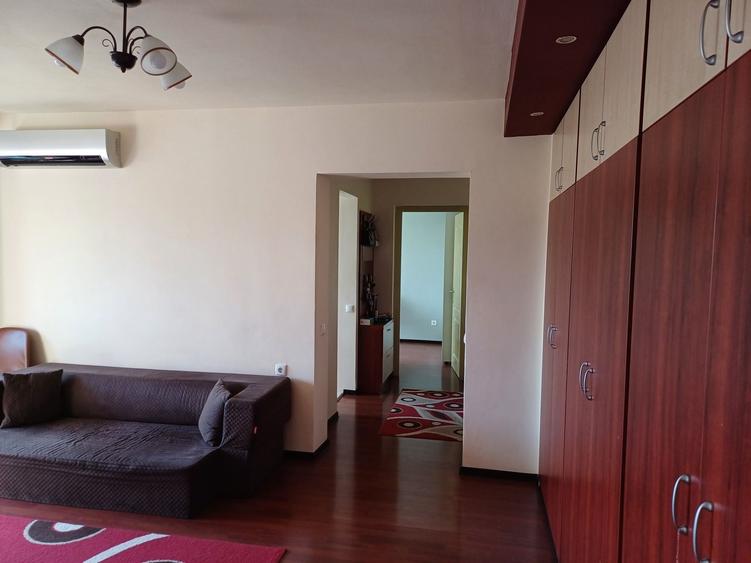 Apartament cu 3 camere semidecomandat în Central