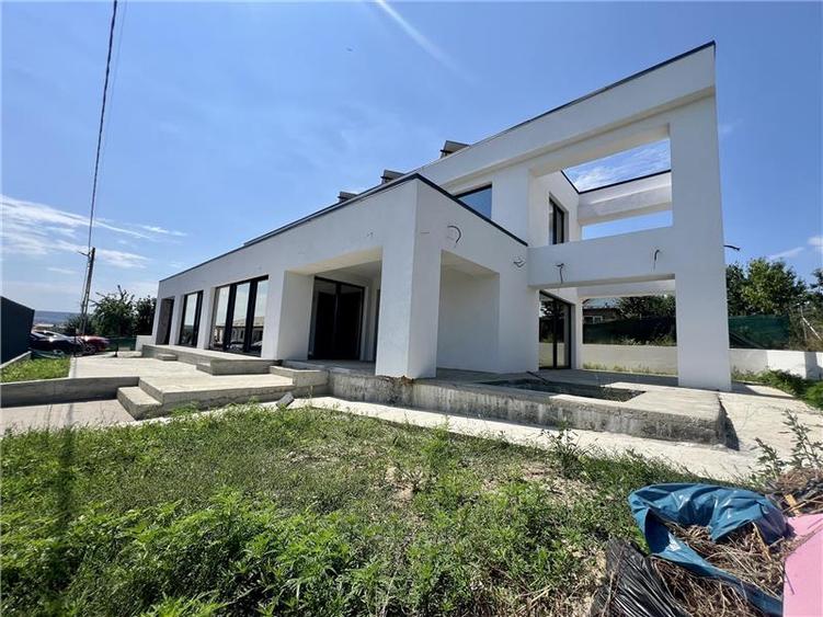 Casă cu 4 camere cu Canalizare în Aeroport