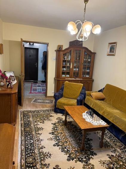Apartament cu 3 camere semidecomandat în Ipotești