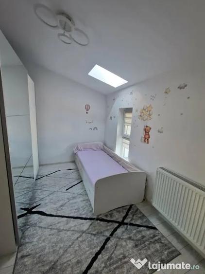 Apartament cu 4 camere semidecomandat în Florești