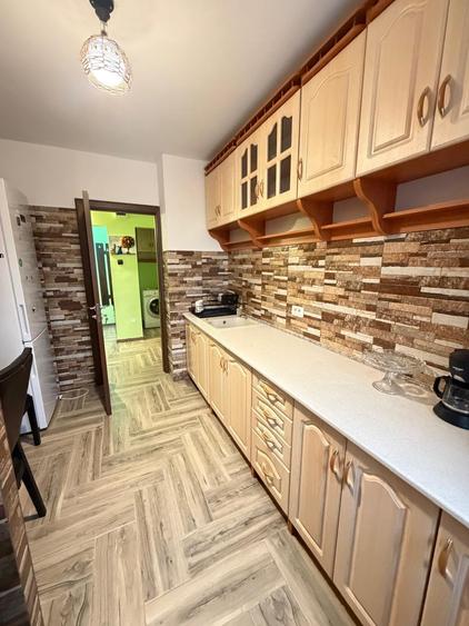 Inchiriem apartament cu 2 camere in zona Micro 20 (stradal), etaj 3, pret 400 E - 15