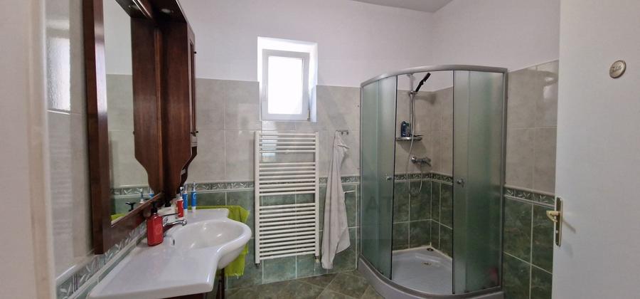 Casă individuală cu 8 camere cu Canalizare în Șura Mică