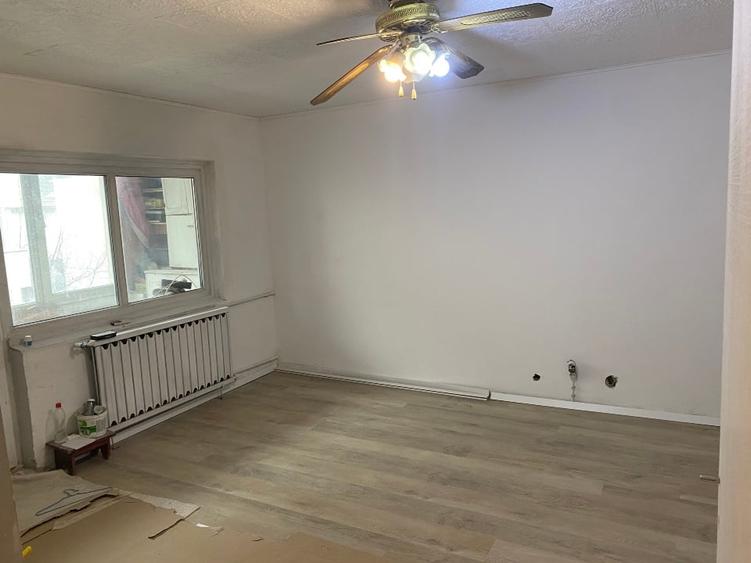 Garsoniera de vinzare Decebal -Muncii et 1,cu balcon in bloc 4 et - 1