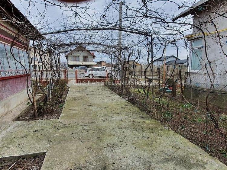 CASA SI TEREN CURTE DE VANZARE IN BARCANESTI LA DN