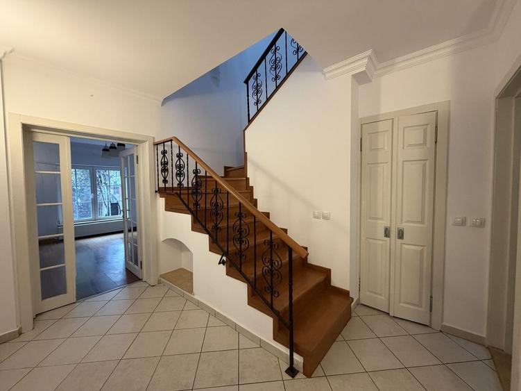 Vila semimobilata  cu 3 dormitoare, piscina exterioara, complex - 8