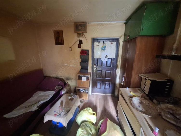 garsionera RAHOVA langa piata , etaj 3, 15mp, bloc din 1972 - 1