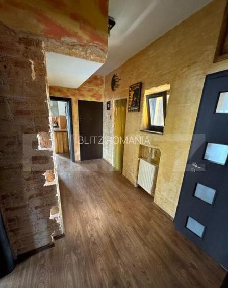 Apartament 3 camere + 1 camera mansarda + boxa, 107 mp, zona