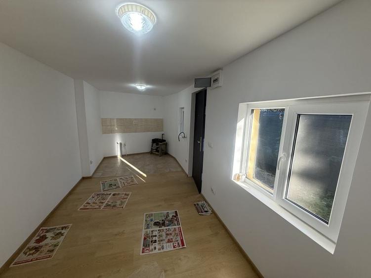 2 corpuri de Casă renovate + teren 125 mp Campina - 12