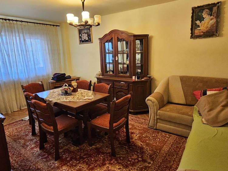 De vanzare apartament 3 camere Cugir | Etaj 2 | 74mp | 62.000 negociabil Se ofera spre vanzare apartament spatios si bine compartimentat, situat - 1