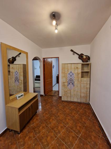 Inchiriez apartament 3 camere Valea Aurie - 1