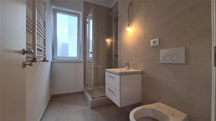 Apartament cu 3 camere nedecomandat în Aradului