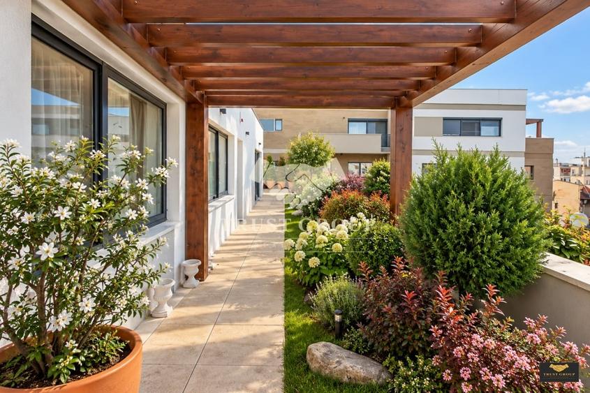 Penthouse cu 4 camere semidecomandat, mobilat în Ultracentral