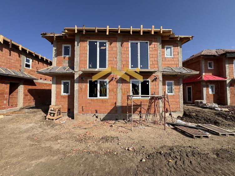 Duplex cu 3 camere cu Canalizare în Remetea Mare