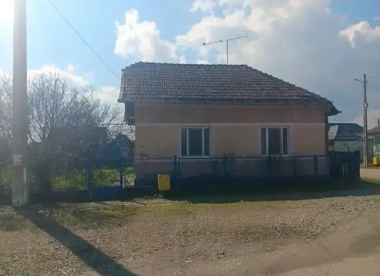 Casă cu 4 camere cu Teren 1471 Mp în Lunca Mureșului