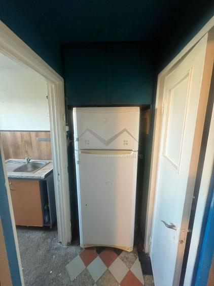 Apartament cu 3 camere semidecomandat în Podu Roș