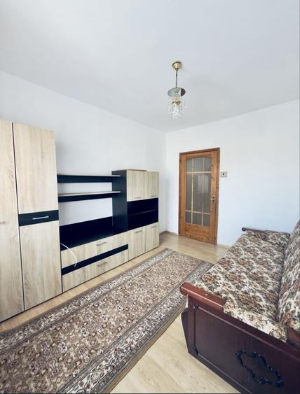 Apartament cu 3 camere decomandat în Răcădău