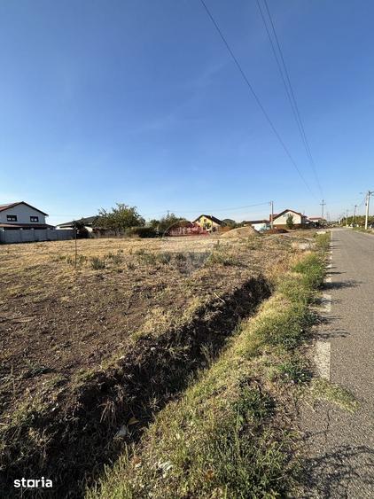 Teren de 901 mp, în Livada
