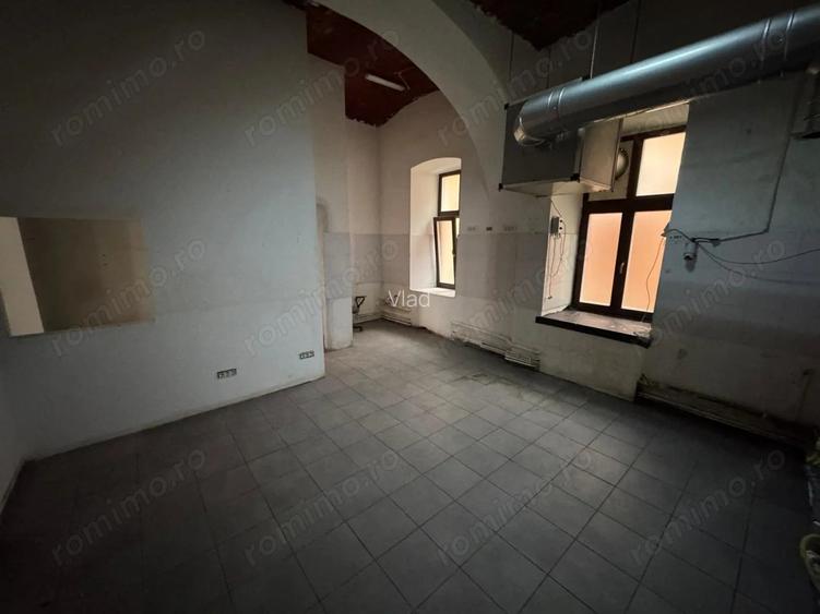 2 spatii in Piata Unirii (84mp si 71mp)