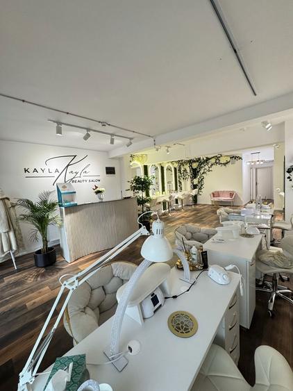 Inchiriere posturi salon - 2