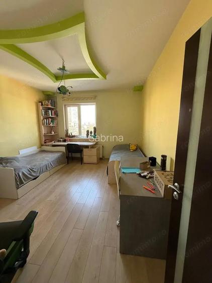 Ofer spre vanzare apartament de 3 camere in zona crangasi
