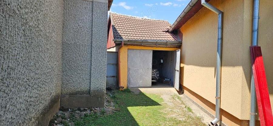 Casa ?i curte ( 30 ari) de vanzare in comuna Farcasele, sat Ghimpa?i, jud. Olt - 1