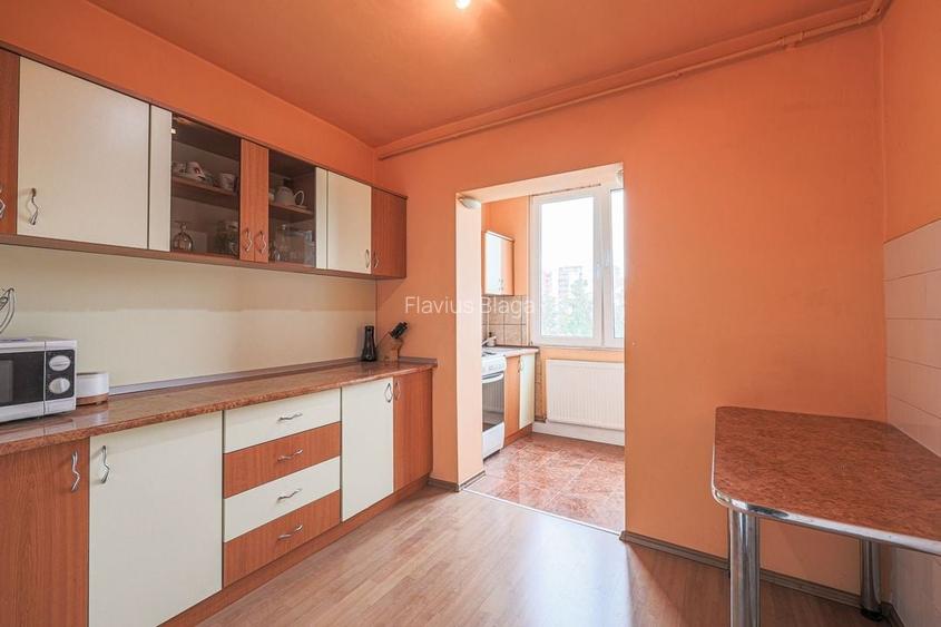 Apartament cu 3 camere decomandat in Zona 300, etaj intermediar Apartament cu 3 camere decomandat in Zona 300, etaj intermediar