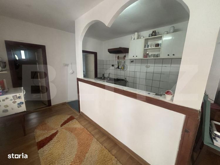 Casa de vanzare, pozitionata excelent, ideala pentru relaxare, sau rel - 1