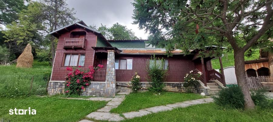 Casă cu 2 camere decomandat cu Teren 1745 Mp în Central
