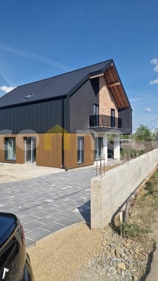 Casă individuală cu 4 camere cu Canalizare în Tureni