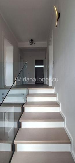 Duplex superb despartit prin garaj Duplex superb despartit prin garaj