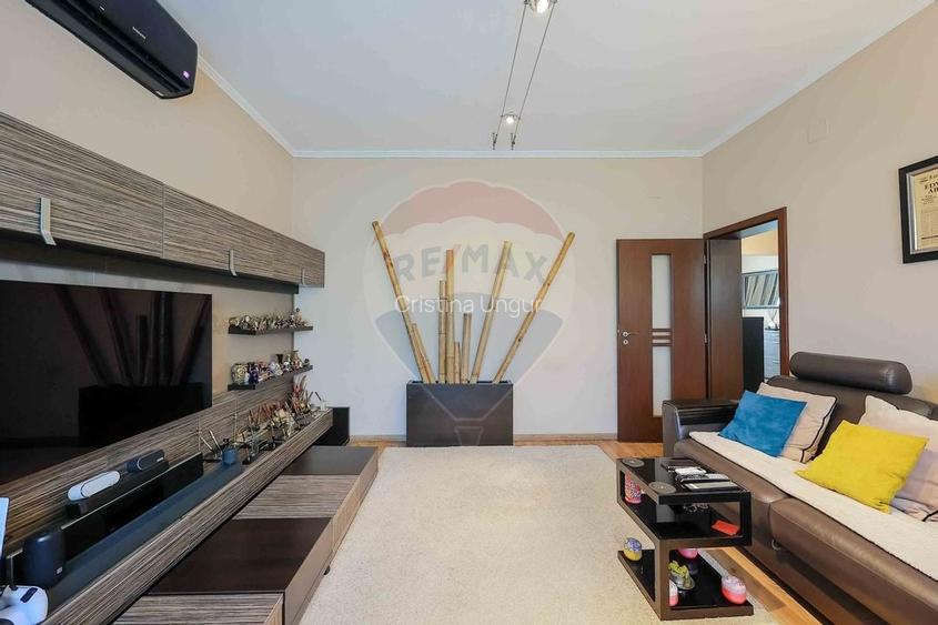 Apartament cu 4 camere si garaj de vanzare in zona Universitatii