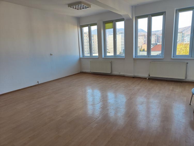 Ciucas--Spatiu birouri 260 mp compartimentat ,parcare ,liber - 6