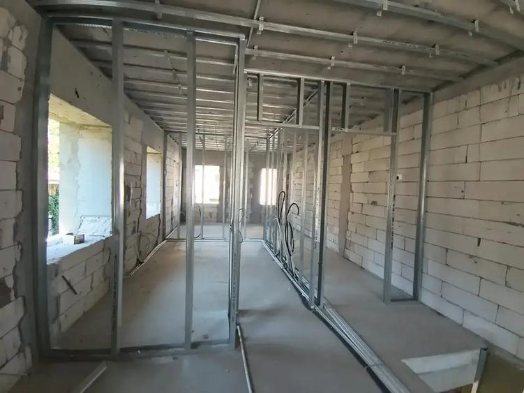 Casă individuală cu 4 camere cu Canalizare în Romană