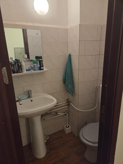 Apartament cu 3 camere decomandat, mobilat în Rovine