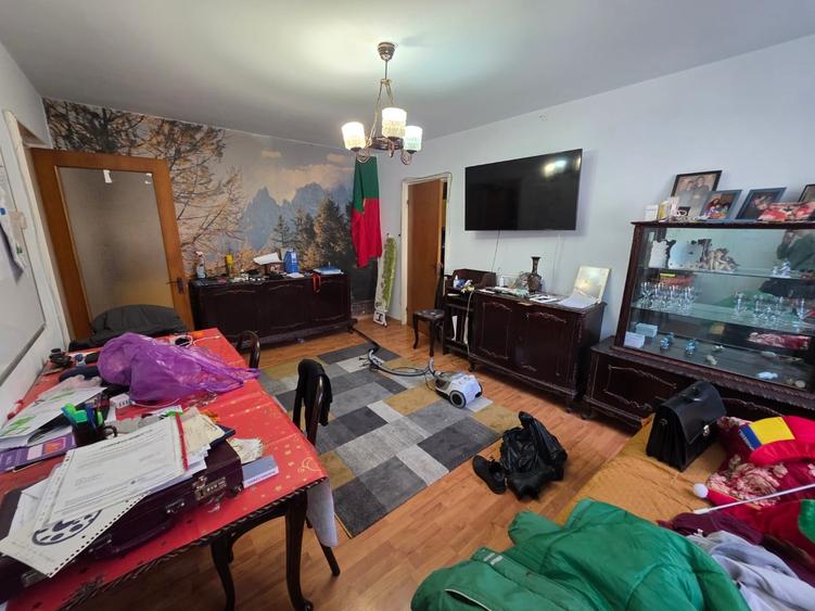 Liviu Rebreanu intersectie 1 Decembrie 1918, langa Auchan Titan, Poarta 4 - 9