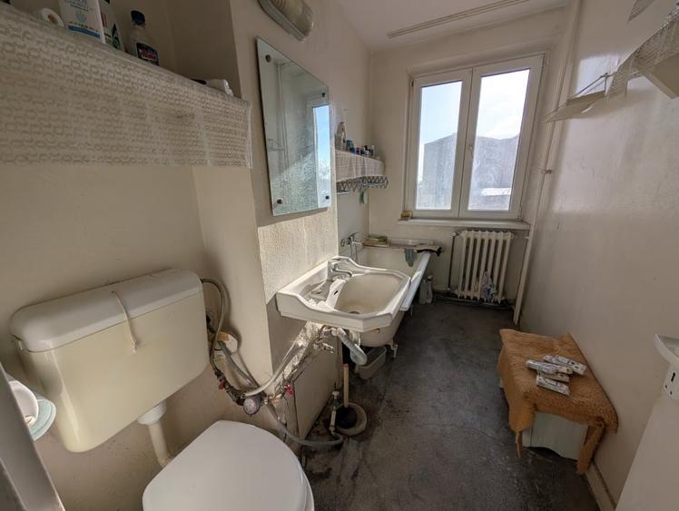 Decomandat, etaj intermediar - 2 camere - spatios - 8