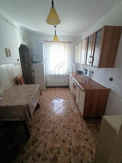 Apartament cu 3 camere zona Pod etaj 2 din 4 confort 1 cu imbunatatiri Pret: 62.000 Num - 3