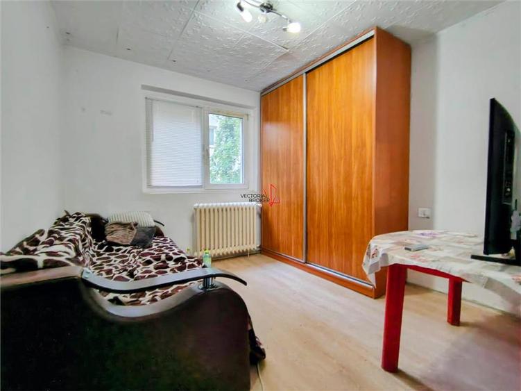 Apartament cu 4 camere decomandat în Titan